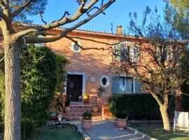 Gite Au fond du jardin, hotel in Saint-Saturnin-lès-Avignon