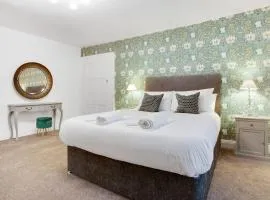 NEW! Luxurious Cottage in Durham by Stay With Us, Ideal for Large Groups & Families, Hot Tub, Sleeps 10!