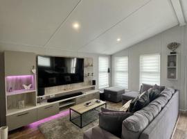 Luxury 2-Bed Lodge Sleeps 6 in Camber Sands, ξενοδοχείο σε Rye