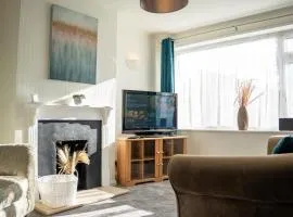 Well-furnished 3-Bedroom house with Free Parking and Sky TV in Milton Keynes by HP Accommodation