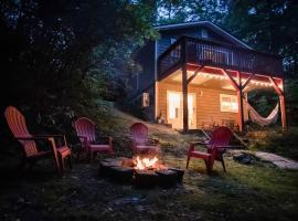 Cute Quiet Cabin Near Attractions, Wi-Fi, Modern & Cozy, Pets Welcome, hotel u gradu 'Lake Toxaway'