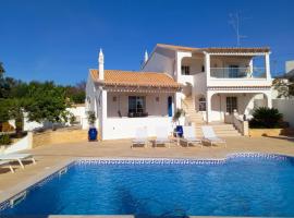 Villa with pool and sea view with two independent floors, cabaña o casa de campo en Faro