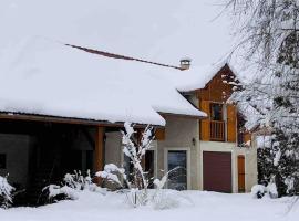 La Chouliere, superbe lodge en Vallée du Champsaur、Chabottesのホテル