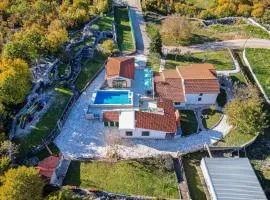 Awesome Home In Dugopolje With Outdoor Swimming Pool