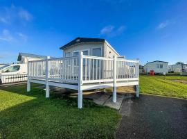 Spacious Caravan With Large Decking Area, Perfect To Enjoy The Sun, Ref 23058c, hotel in Hunstanton