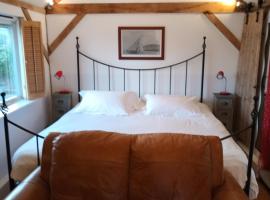 The Music Room - Kingsize Double - Sleeps 2 - Quirky - Rural, budget hotel sa Haslemere