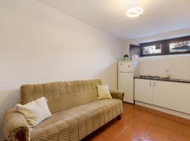 Cozy and Vintage Basement, hotel with parking in Carcavelos