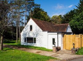 The White Cottage at Gildridge + Private Hot Tub+EV, hótel í Chiddingly
