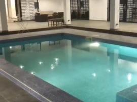 Room Villa Sylla fall，督巴布迪阿洛的附設泳池的飯店