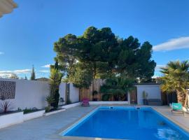 Magnifique villa individuelle climatisée 4 chambres avec piscine 11 m 5m, semesterboende i Sérignan