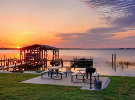 Camp St. Cabanas Unit 2 on Lake Dora, cheap hotel in Tavares