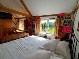 The Music Room - Kingsize Double Oak Studio - Sleeps 2 - Quirky - Rural, parkolóval rendelkező hotel Haslemere-ben