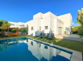 Can Torri - Moderna casa con piscina privada, hotel a Santa Eularia des Riu