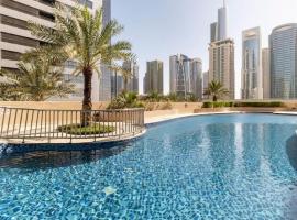 Luxury 1 Bedroom On Marina Walk, Sleeps 6, 1 Min to Metro, Unterkunft mit Onsen in Dubai