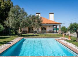 Villa with Pool & private garden - Palmela Quinta das Oliveiras, hotel in Pinhal Novo