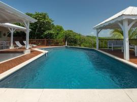 VILLA HOLIDAYS - Piscine + Vue sur mer + Accès randonnée, hotel di Le Moule