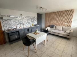 Appartement avec petit jardin, hotel v destinaci Bagnères-de-Bigorre