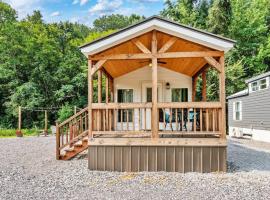 6 A Little Wanderlust Lux Tiny House, Firepit, Boat Parking, 5 Mins to Lake, Downtown，甘特斯維爾的公寓
