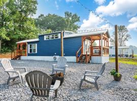 8 All Decked Out, Luxury Tiny House, Boat Parking Mins to Lake Guntersville, Downtown，甘特斯維爾的飯店