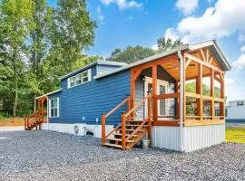 8 All Decked Out, Luxury Tiny House, Boat Parking Mins to Lake Guntersville, Downtown