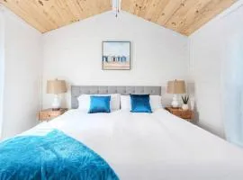 2 Villa D'Azur Luxury Tiny House Mins to Lake Guntersville, Downtown, Firepit