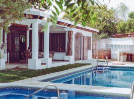 Luxury House 5m walk from the beach, prabangusis viešbutis mieste Puerto Eskondidas