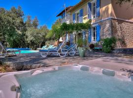 Villa Provençale avec 2 maisons d'amis ,piscine ,Jacuzzi ,vue mer – hotel w mieście La Roquette-sur-Siagne