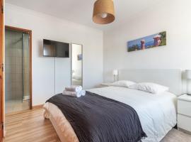 Spacious & Sunny Flat - Loulé, отель в Лоле