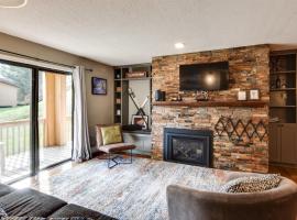 Ski-In and Out and Golf Condo with A and C at Holiday Valley!, apartment in Ellicottville