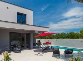 Banjole, moderna vila sa bazenom, blizu plaže, hotel in Medulin