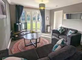 Superb Modern Apartment, FREE Secure Parking!