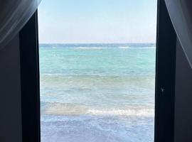 Villa G Beachfront Property، فندق في دهب