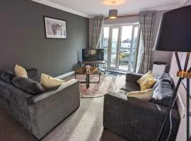 Stylish Modern Apartment, FREE SECURE Parking