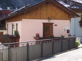 Fabbricato Indipendente Centro、Lozzo Cadoreのホテル