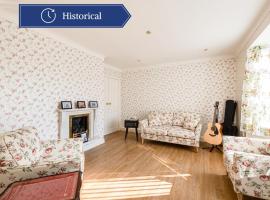 George Harrison's Former 3Bed Home in Liverpool, hotel in Speke