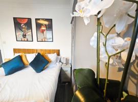 4 bedroom Hse close to Riverside, hotel in Gravesend