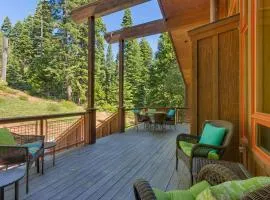 Fairway Favorite - Walk to Tahoe City Shops, Dining & Lake - Pet Friendly