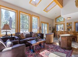Trailside - Alpine Meadows 6 Bedroom with Private Hot tub, hotel with parking in Alpine Meadows
