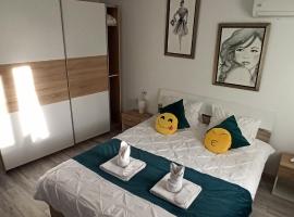 Comfortable Apartment University Square