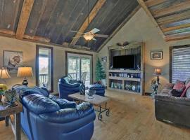 Birds Eye Cabin - Sunset & Starry Retreat Pet Friendly w Private HotTub, Fire Pit and Game Room, cabană din Ellijay