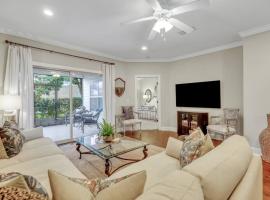 Brand New Listing: Comfy, Stylish & Convenient South Island Townhome!, apartman u gradu Riverview