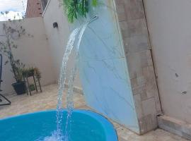 Casa agradável, com piscina aquecida., готель у місті Рондонополіс
