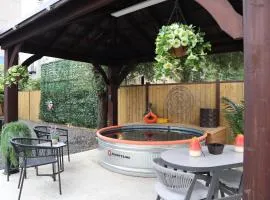 Hot tub, cowboy pool near the Pearl, Riverwalk