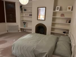 Spacious room near underground, pensiune din Londra