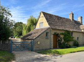 Culls Cottage,: Southrop şehrinde bir otoparklı otel