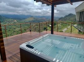 Bangalôs nas montanhas - Itaipava, hotelli, jossa on pysäköintimahdollisuus kohteessa Petrópolis
