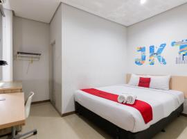 RedDoorz Plus Syariah near Mall Pondok Indah, hotel di Kebayoran Lama, Jakarta