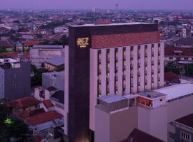REZ Hotel, hotel per famiglie a Semarang