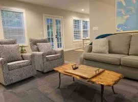 StA Hideaway - Upper Unit Apt Minutes From Beach