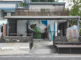 LowPressure Surf Guesthouse, hotel i Donghe